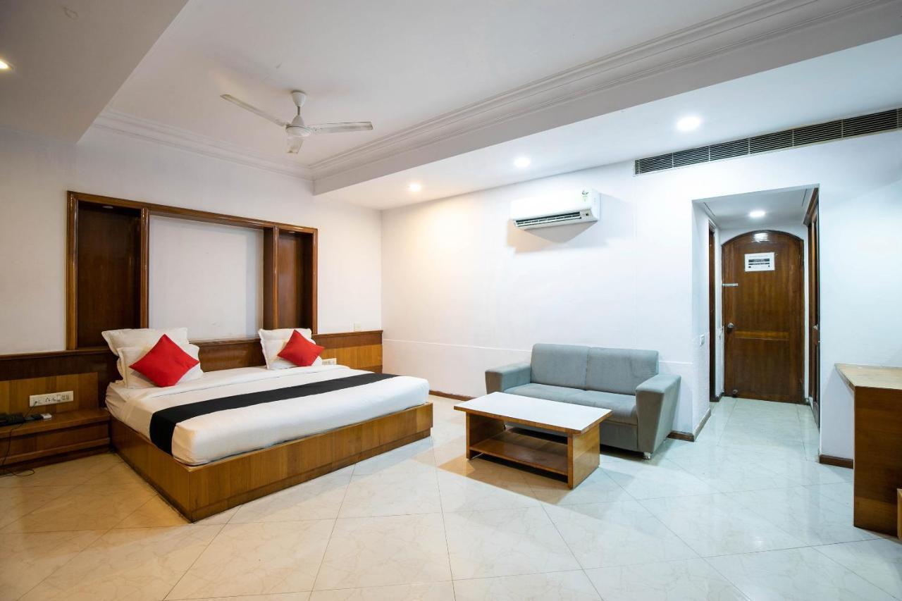 Collection O 49275 Hotel Suman City Gandhinagar Buitenkant foto