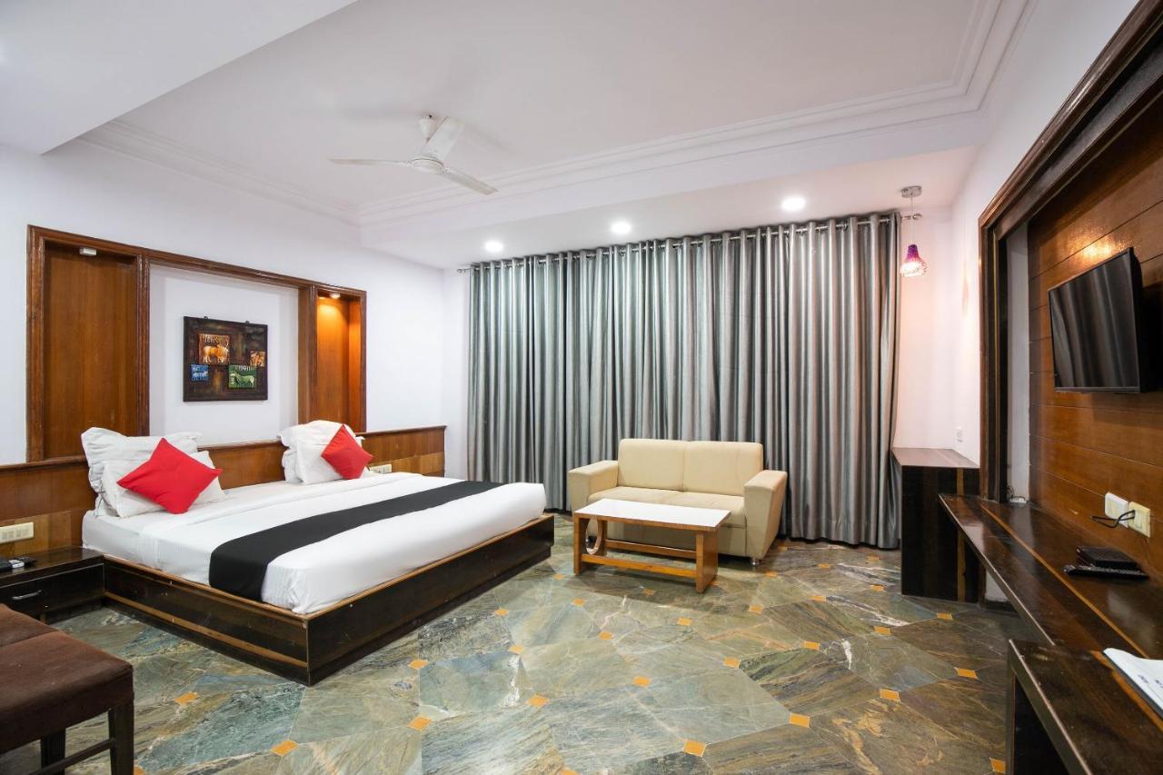 Collection O 49275 Hotel Suman City Gandhinagar Buitenkant foto