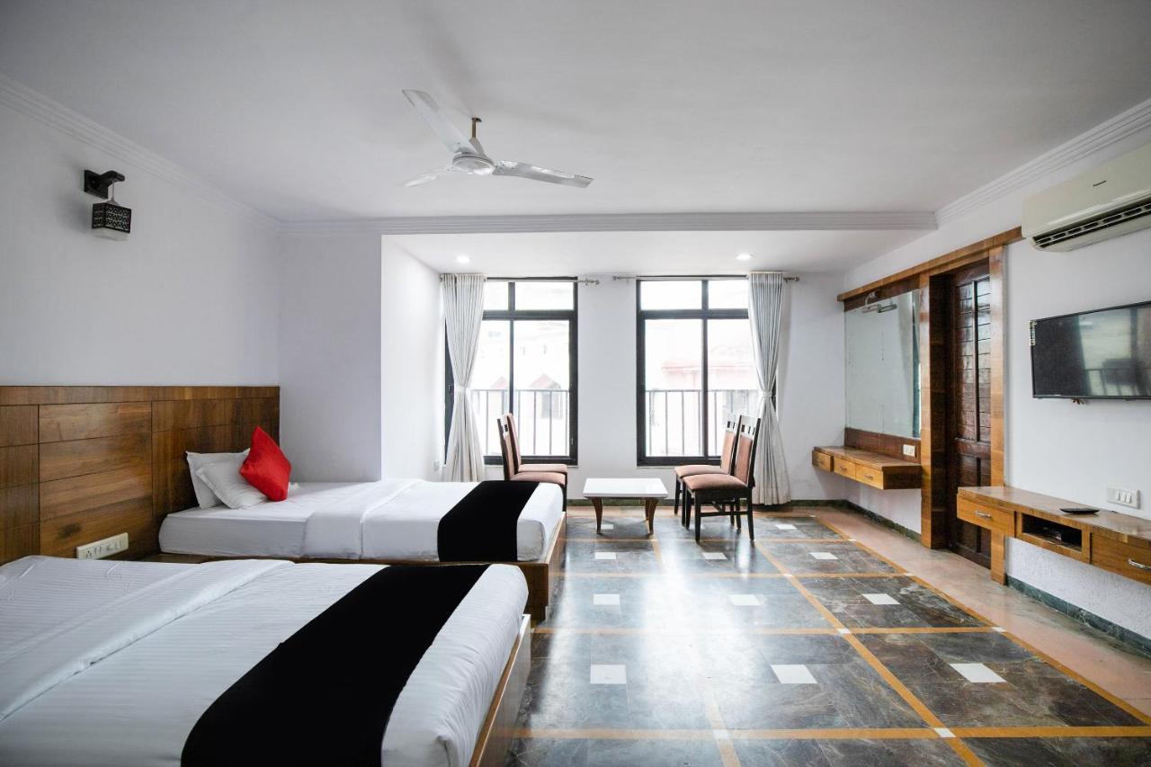 Collection O 49275 Hotel Suman City Gandhinagar Buitenkant foto