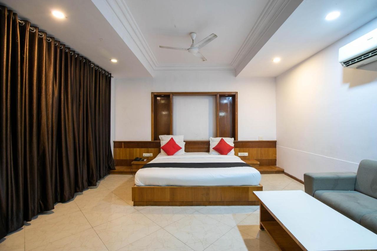 Collection O 49275 Hotel Suman City Gandhinagar Buitenkant foto