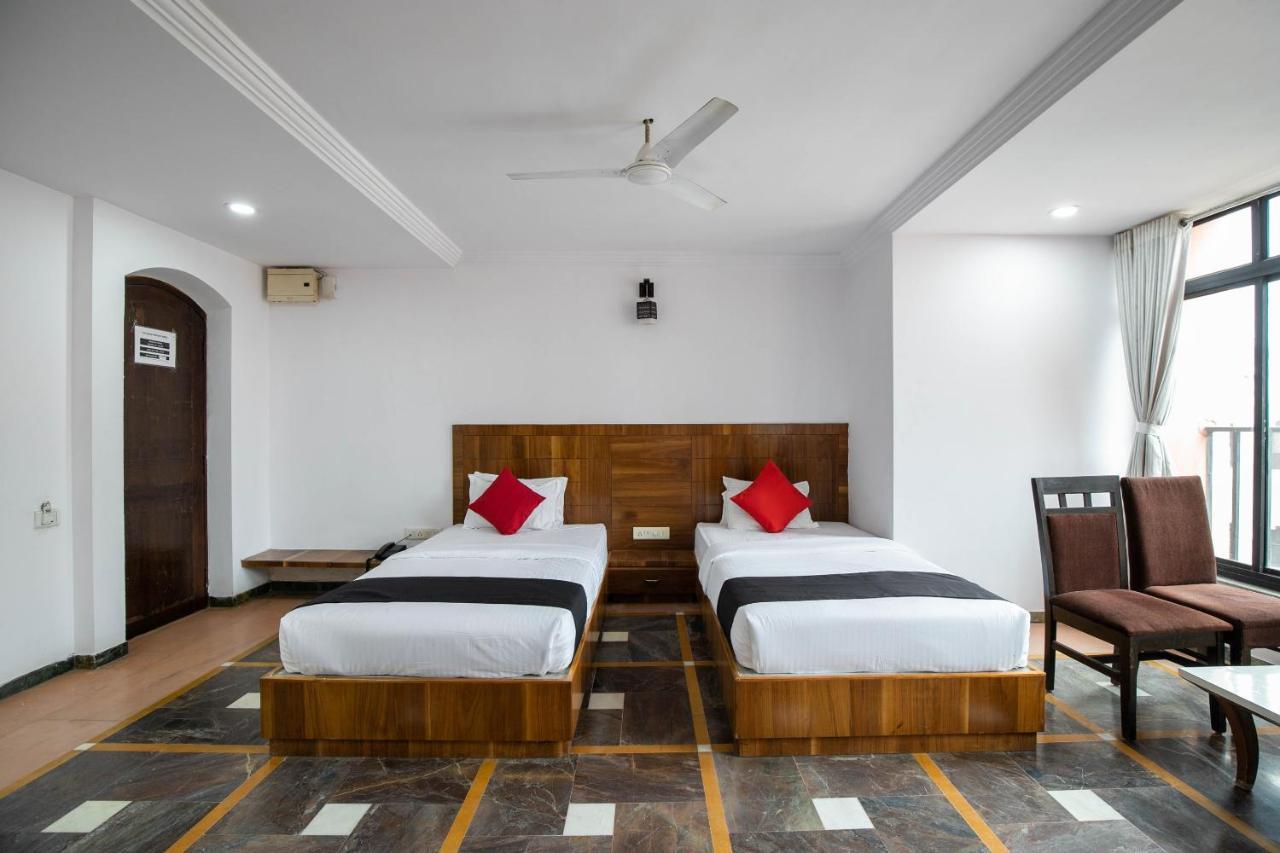 Collection O 49275 Hotel Suman City Gandhinagar Buitenkant foto